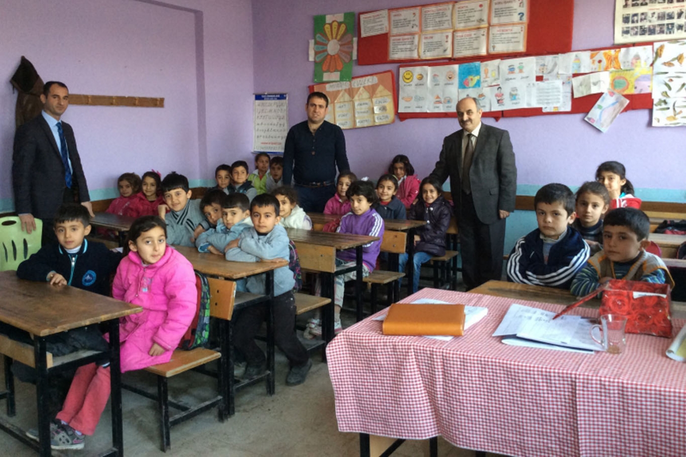 Kozluk Milli Eğitim Müdürü köy okullarında incelemede bulundu